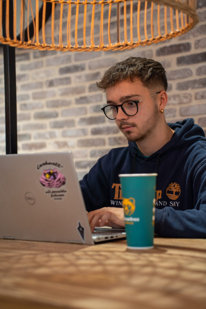 Création de site web pour les pros. Obtenez un devis site internet grâce à ce formulaire d'estimation budgétaire